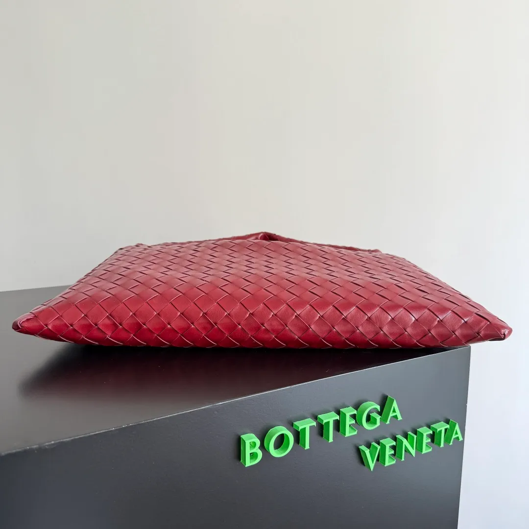 Batch 1960 It seems that this bag from BV has been popular recently ~ The new Hop is really not too beautiful. The whole bag has no seams. The bag body and handles are made of one piece of leather. It reflects the style and essence of Bottega Veneta. It truly represents craftsmanship and creativity. The large size has a very loose and lazy upper body. Big bag lovers will definitely not regret buying it. Style number: 796262 Size: 46*21*10cm
